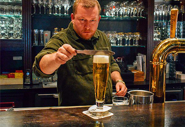 barman schenkt perfect glas bier mals oisterwijk