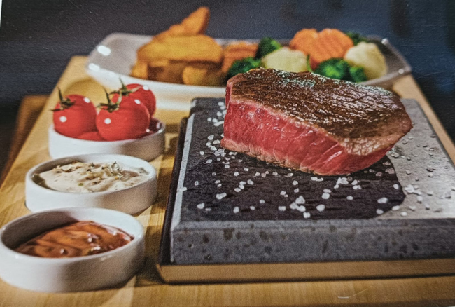 Een heerlijke steak geserveerd op een steengrill bij 't Boomke