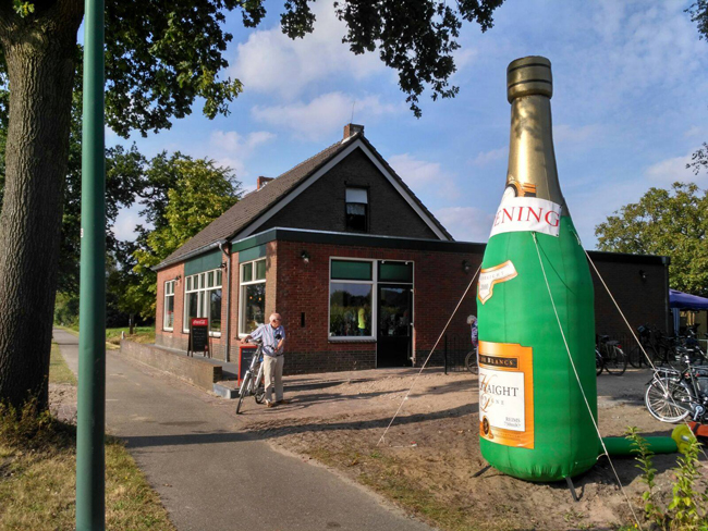 Eetcafe 't Boomke in Rijsbergen met een opvallende flesversiering