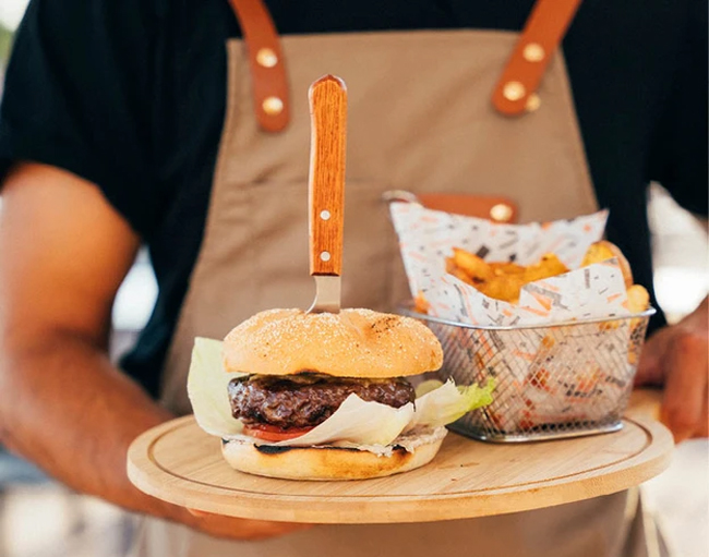 Eetcafe de Buren Heusden Asten burger geserveerd