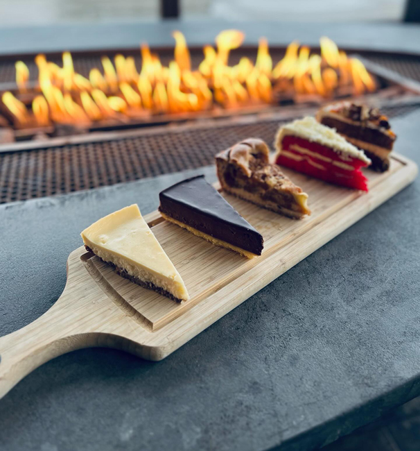 Heerlijke desserts bij de open haard van Strandpaviljoen FF Tijd in Hoek van Holland