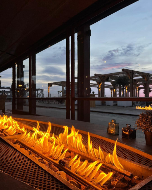 Sfeervol vuur bij zonsondergang bij Strandpaviljoen FF Tijd in Hoek van Holland