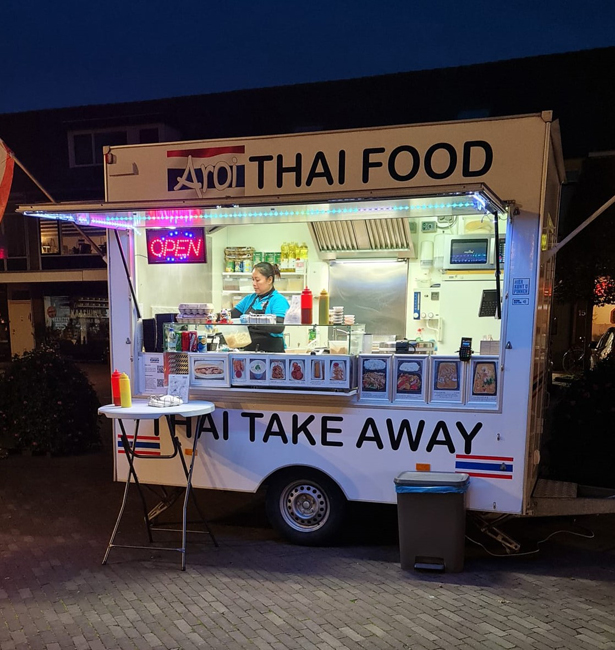 verkoopwagen Aroi Thai Food in de avond