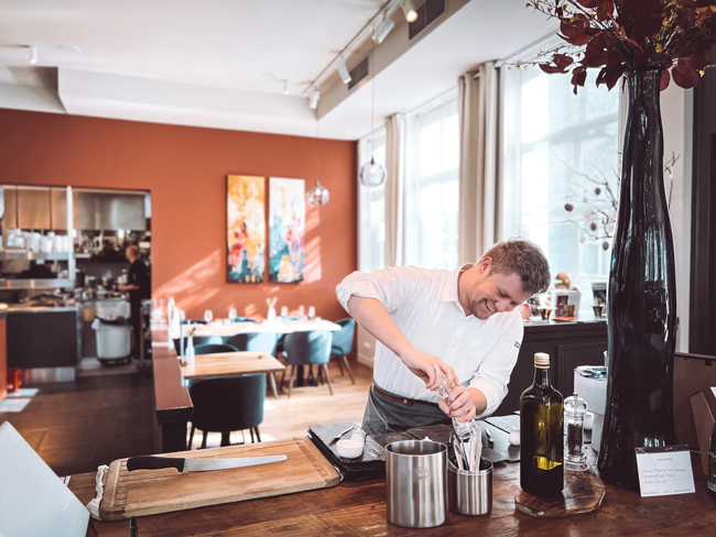 Bij de Nonnen Chef aan het werk in een sfeervolle eetkamer