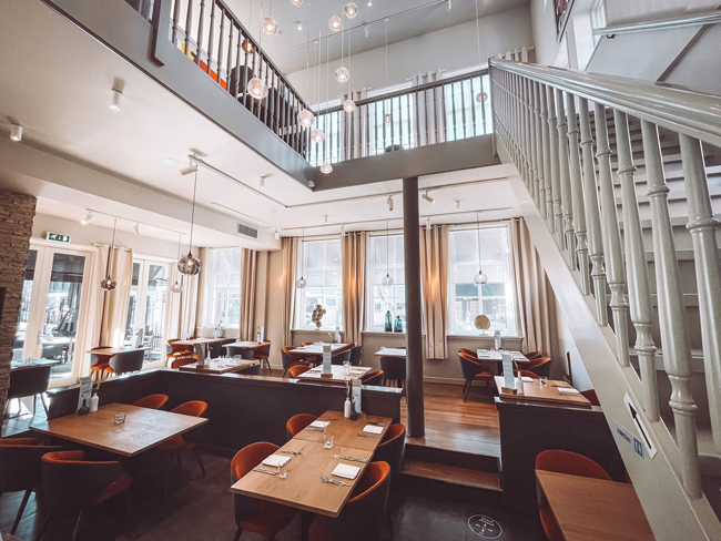 Bij de Nonnen Ruim en modern interieur van het restaurant