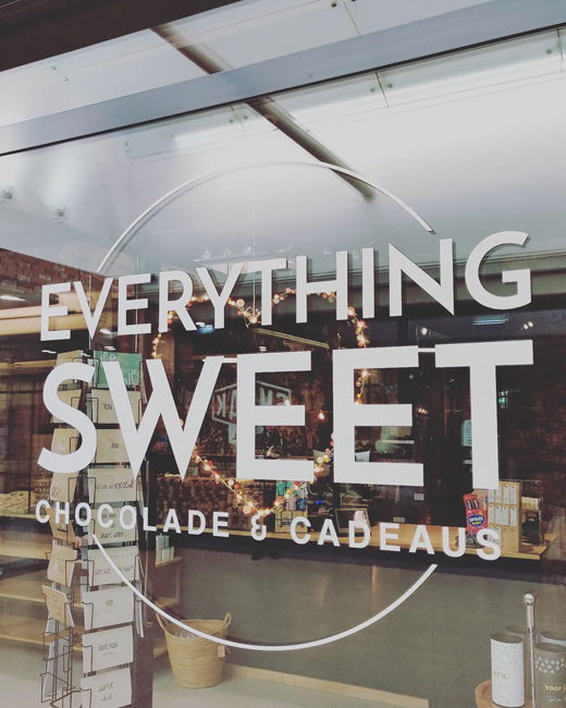 Close up van het Everything Sweet logo op de winkeldeur