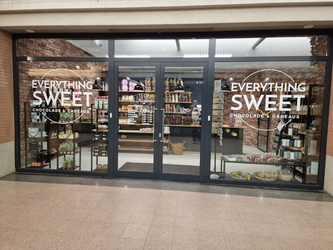 Vooraanzicht van de Everything Sweet winkel in Rijen