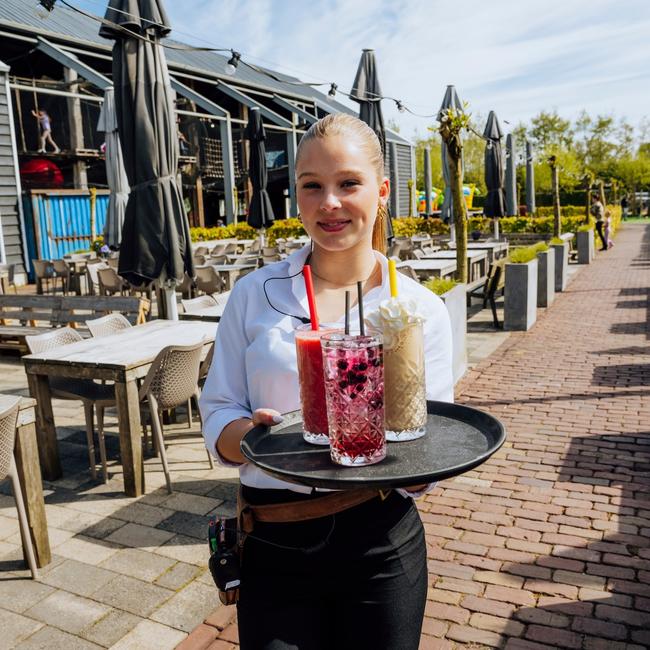 Verfrissende drankjes op terras Klok uus s Heer Arendskerke