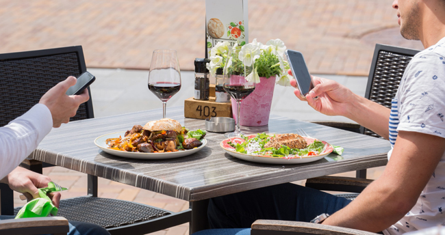 gezellig lunchen op het terras van de buren met heerlijke gerechten.