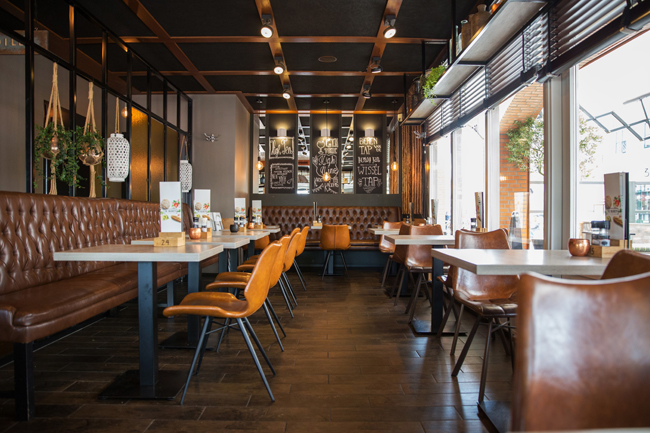 het stijlvolle interieur van de buren ideaal voor een diner.