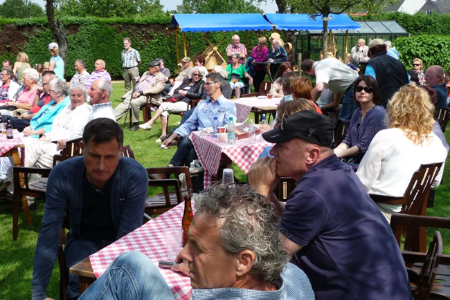 bezoekers genieten van buiten evenement Kempenmuseum Eersel