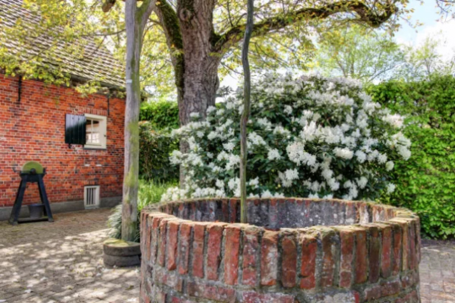 historische waterput en bloeiende tuin Kempenmuseum Eersel