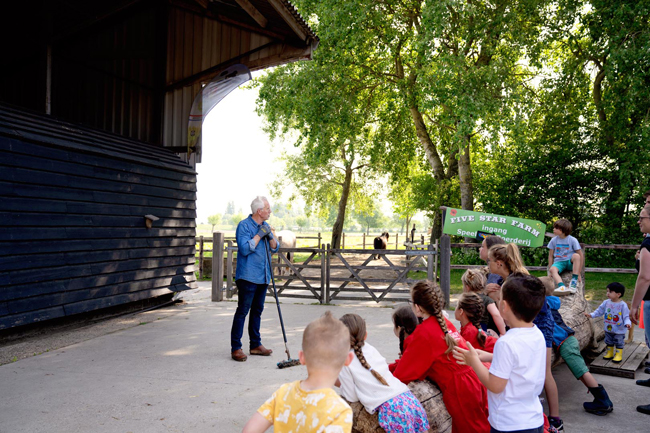 Boer vertelt kinderen over het boerderijleven op FarmCamps Five Star