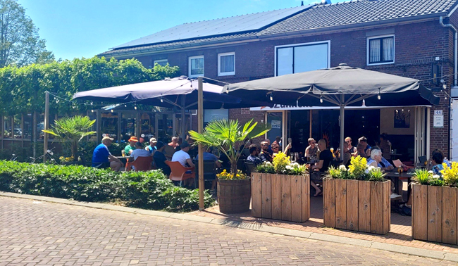 terras zunneke someren op een zonnige dag