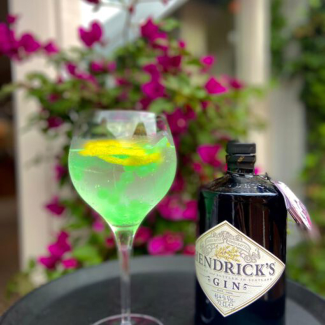 Gin Tonic Hendrick's met bloemen bij Mad Hat Coffee & Bubble Tea