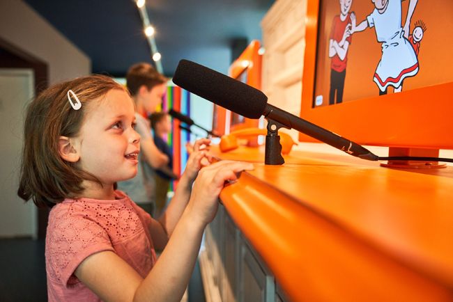 Kind geniet van interactieve ervaring bij Suske en Wiske Museum in Kalmthout, België