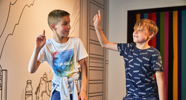 Kinderen spelen samen in Suske en Wiske Museum in Kalmthout, België