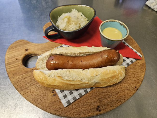 authentieke bratwurst met zuurkool en mosterd