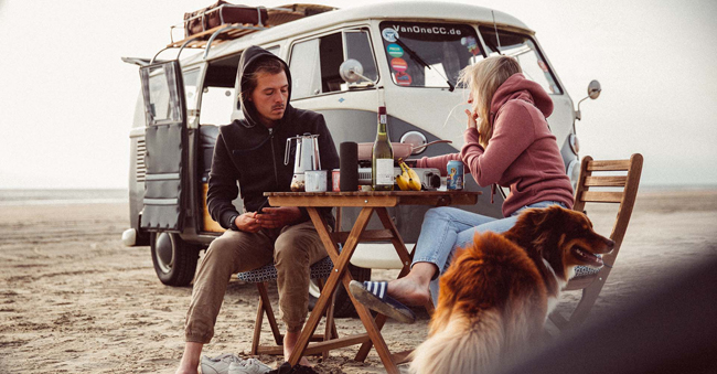 kampeeravontuur met camper aan het strand