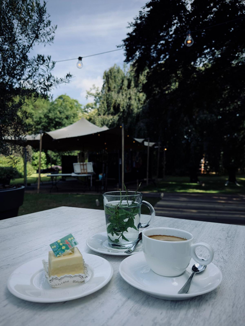 theepauze in de tuin met taart en koffie