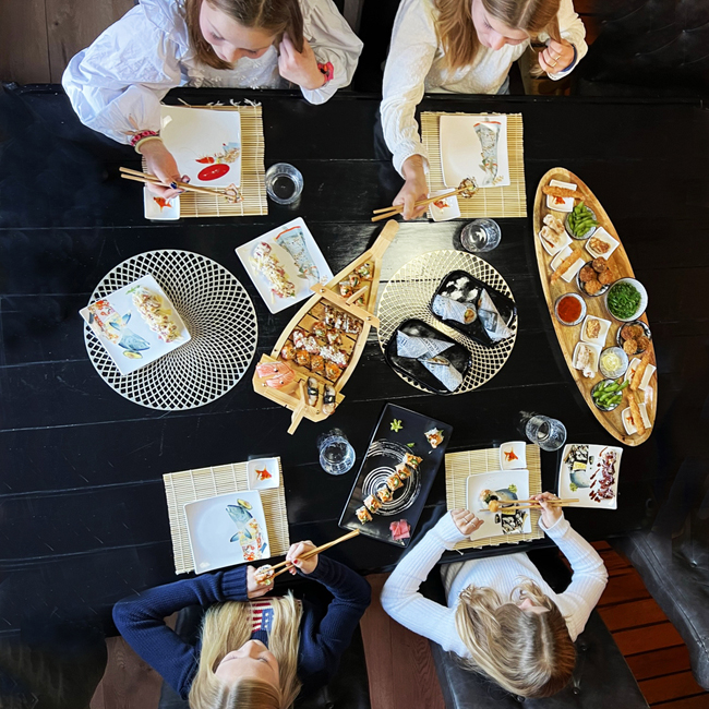 vriendengroep aan sushi tafel zeeuwse schatkamer