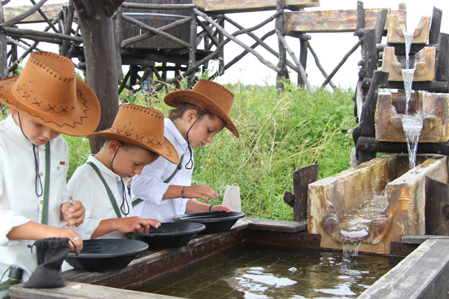 Kinderen goud zoeken bij Historyland Hellevoetsluis