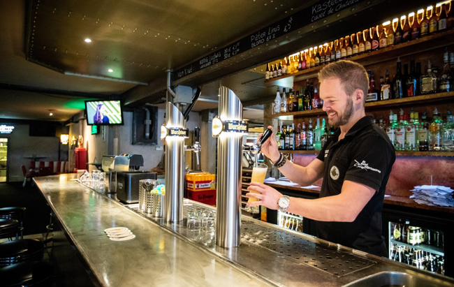 barman schenkt bier in bij biljartcentrum de distel roosendaal