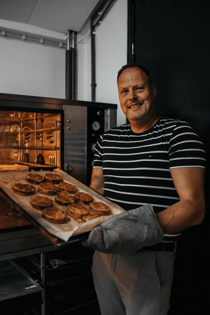 bakker met verse appeltaart uit oven het zeeuws appeltaartje