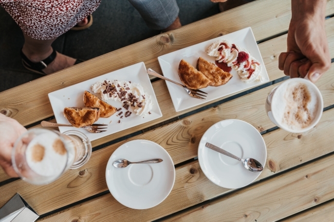 koffie en appeltaart gezellig buiten eten het zeeuws appeltaartje