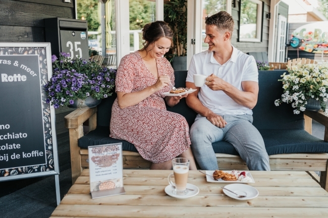 stel geniet van appeltaart op terras het zeeuws appeltaartje